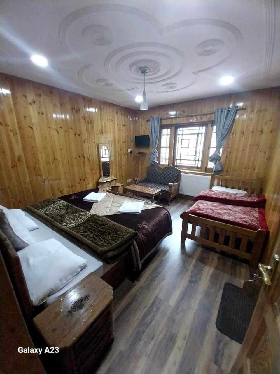 Hotel Barzman Sonāmarg Zimmer foto